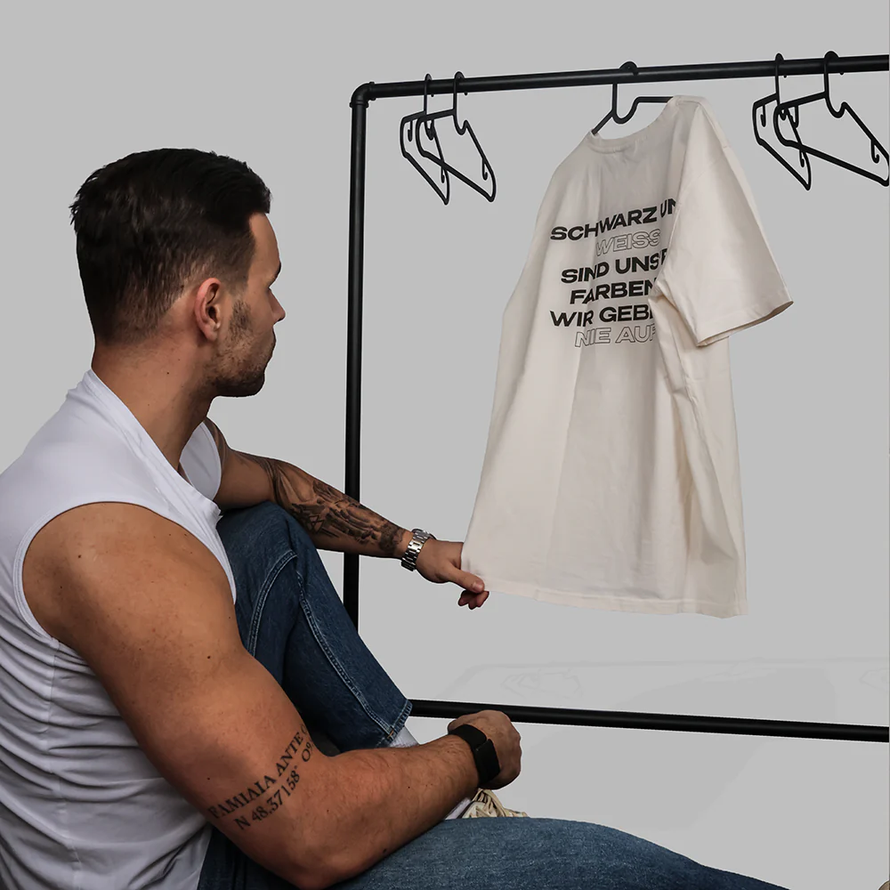 T-Shirt "Schwarz und weiß sind uns're Farben" - Image 3